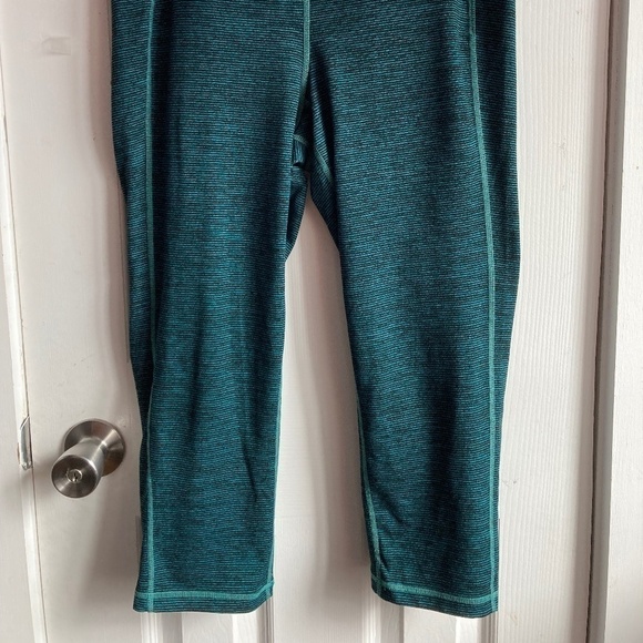 OLD NAVY ACTIVE CROPPED LEGGINGS SIZE LARGE - Picture 6 of 6